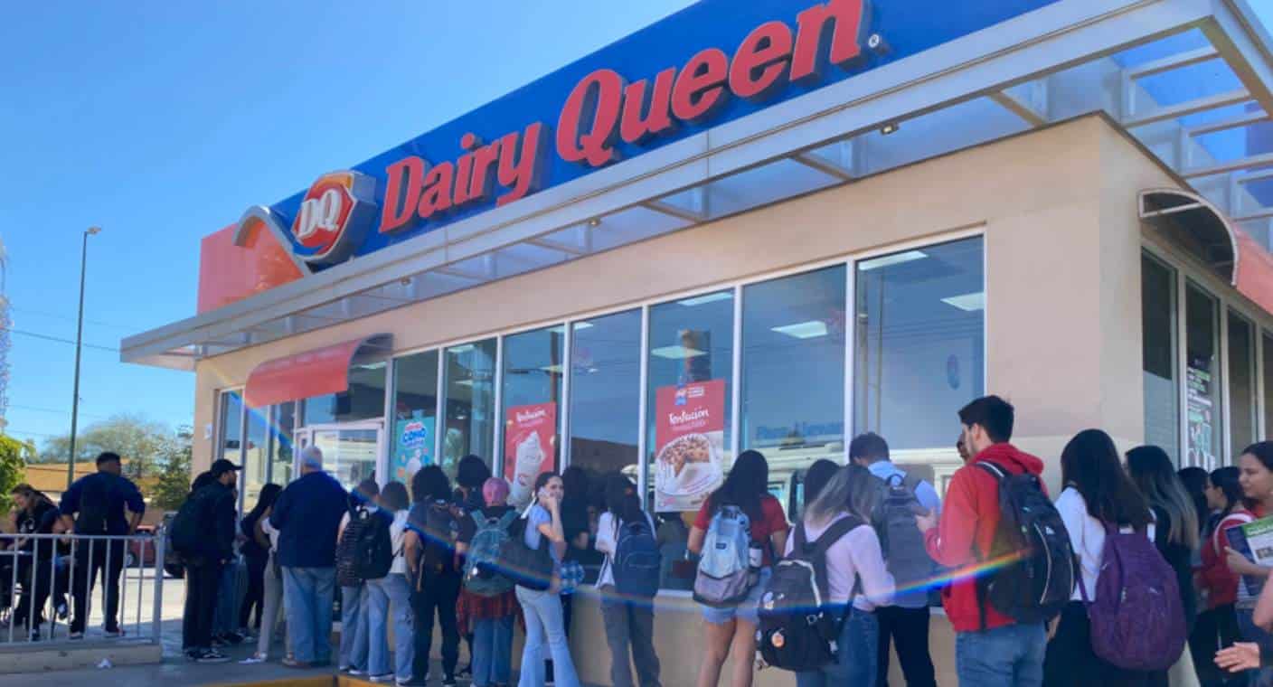 Hermosillenses hacen fila por su cono gratis en Dairy Queen