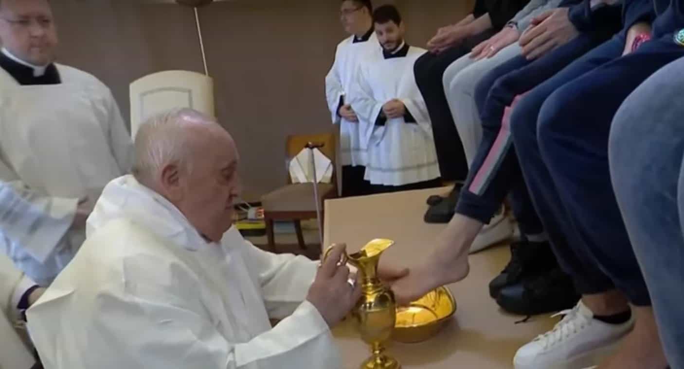 Papa Francisco lava los pies a doce reclusas por Jueves Santo