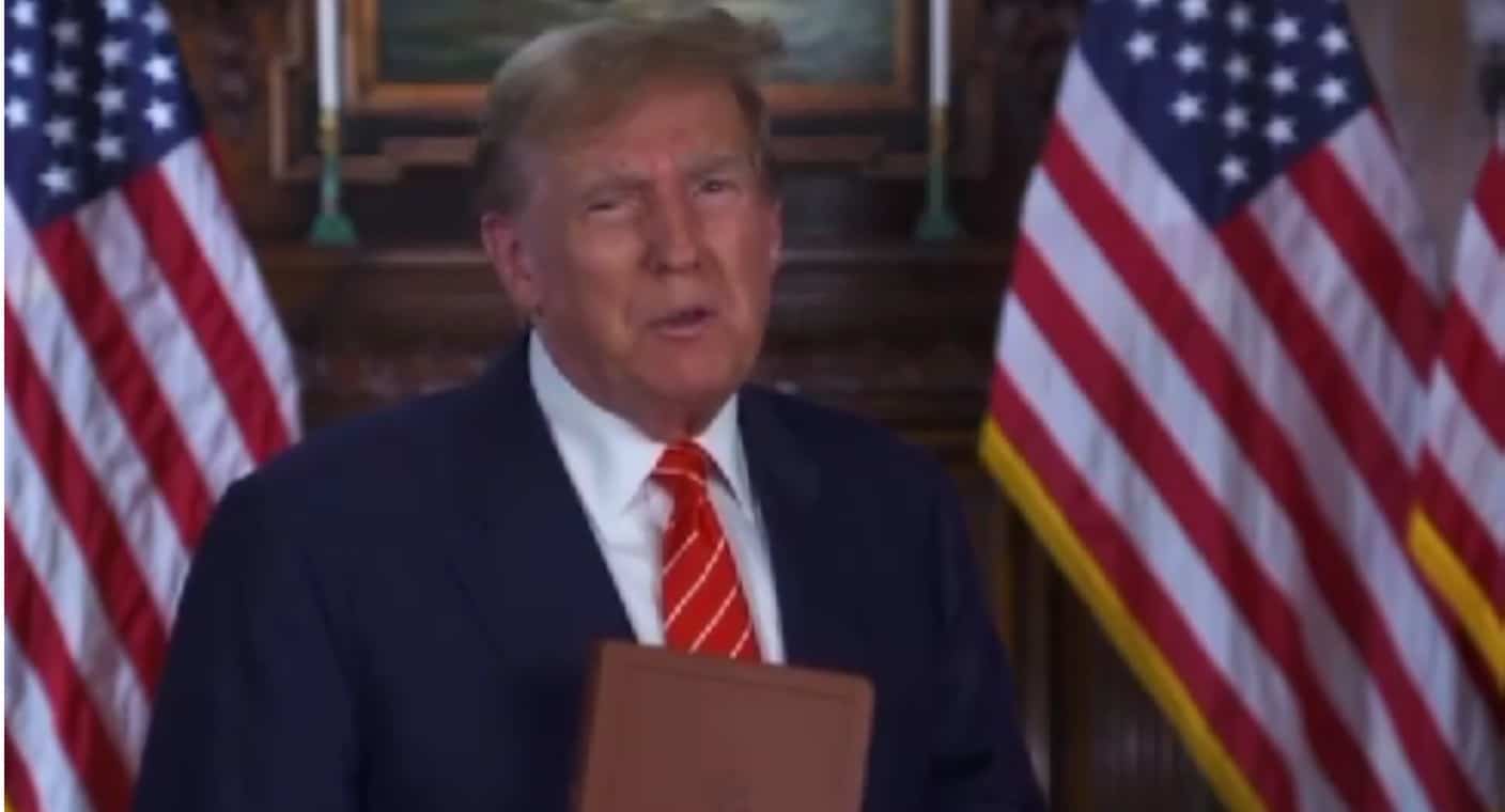 Trump vende Biblias por Semana Santa y llama a EEUU que vuelva a rezar por él