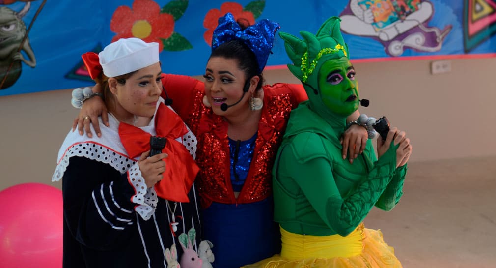 Disfrutan familias de obras de teatro infantiles en festival Bachicui, en Agua Prieta