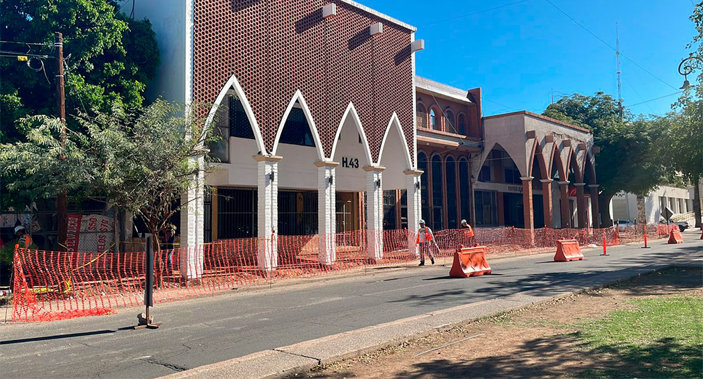Cierran carril de calle Miguel Hidalgo, en el centro de Hermosillo, por construcción de banqueta; esperan concluir obra antes de las Fiestas del Pitic