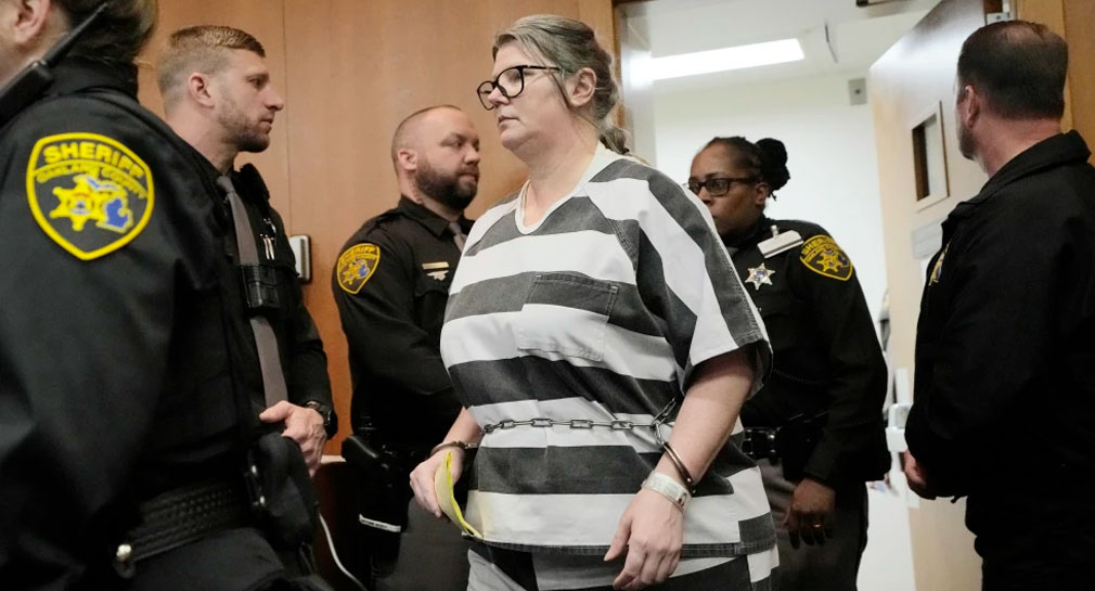 Por primera vez en EEUU, sentencian a prisión a papás del autor de un tiroteo escolar en Michigan