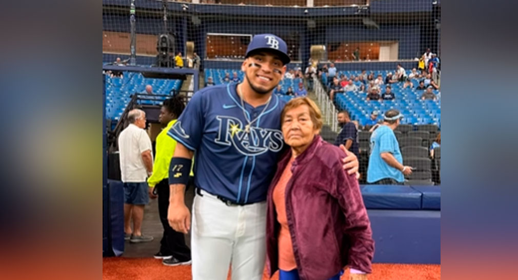 Isaac Paredes recibe en Tampa a su abuela, quien lo llevó a su primer entrenamiento de beisbol en Hermosillo