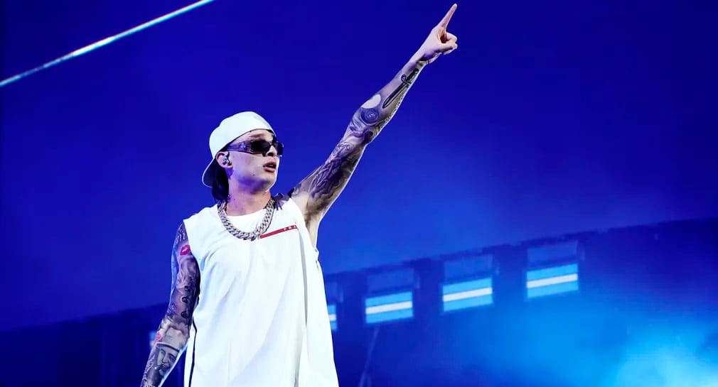Peso Pluma se presenta en Coachella con homenaje a artistas como Jenni Rivera, Valentín Elizalde y Chalino Sánchez
