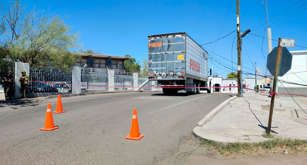 Camión de carga tira poste de la CFE al quedar atrapado entre cables, en colonia Palmar del Sol, de Hermosillo