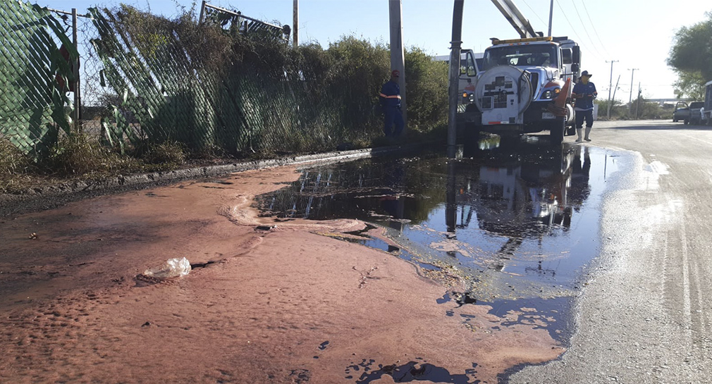 Realizan limpieza de sangre en el drenaje del Parque Industrial en Hermosillo