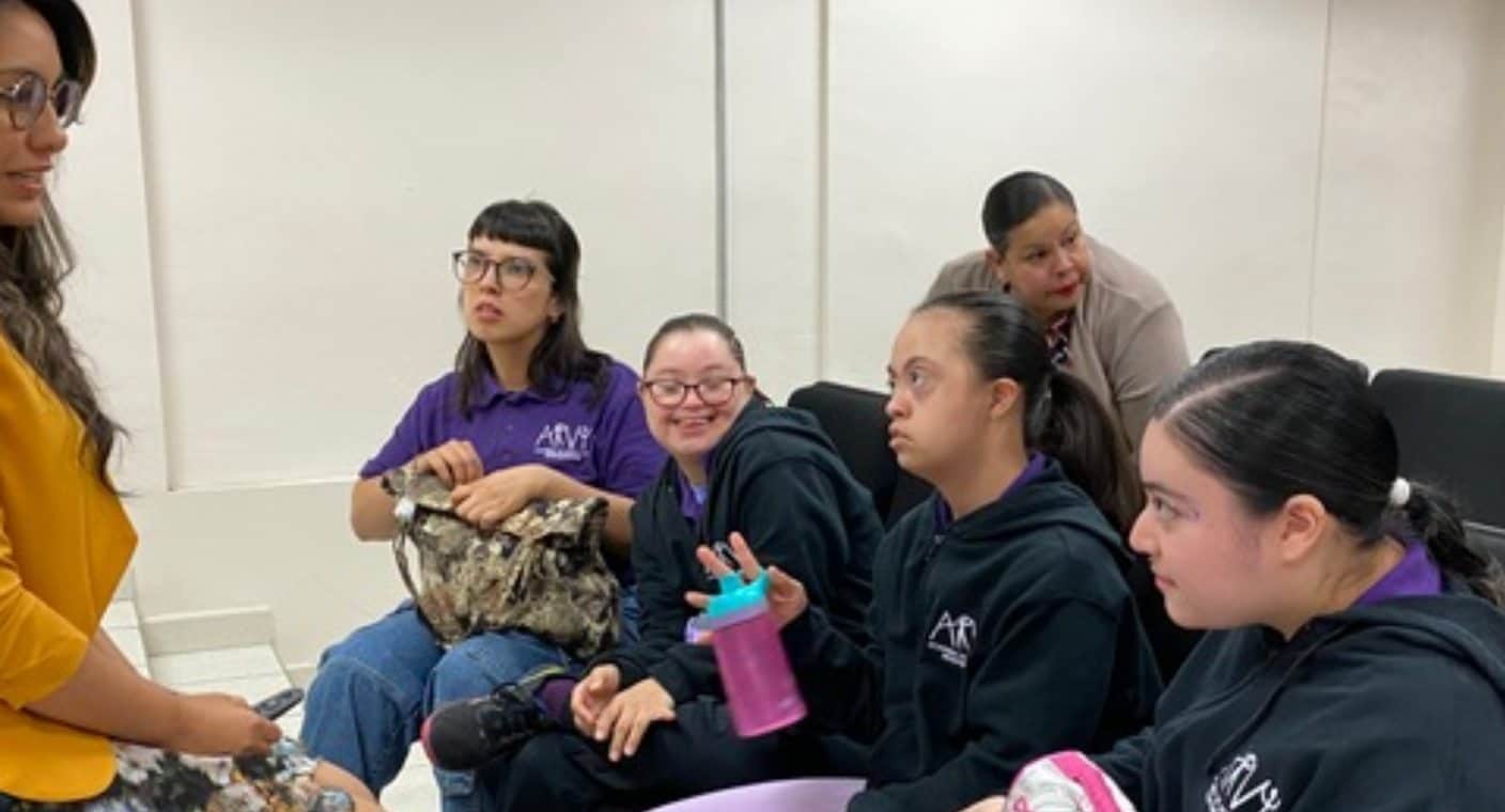 Estudiantes y docentes hablan sobre Síndrome de Down y autismo en la Universidad de Sonora