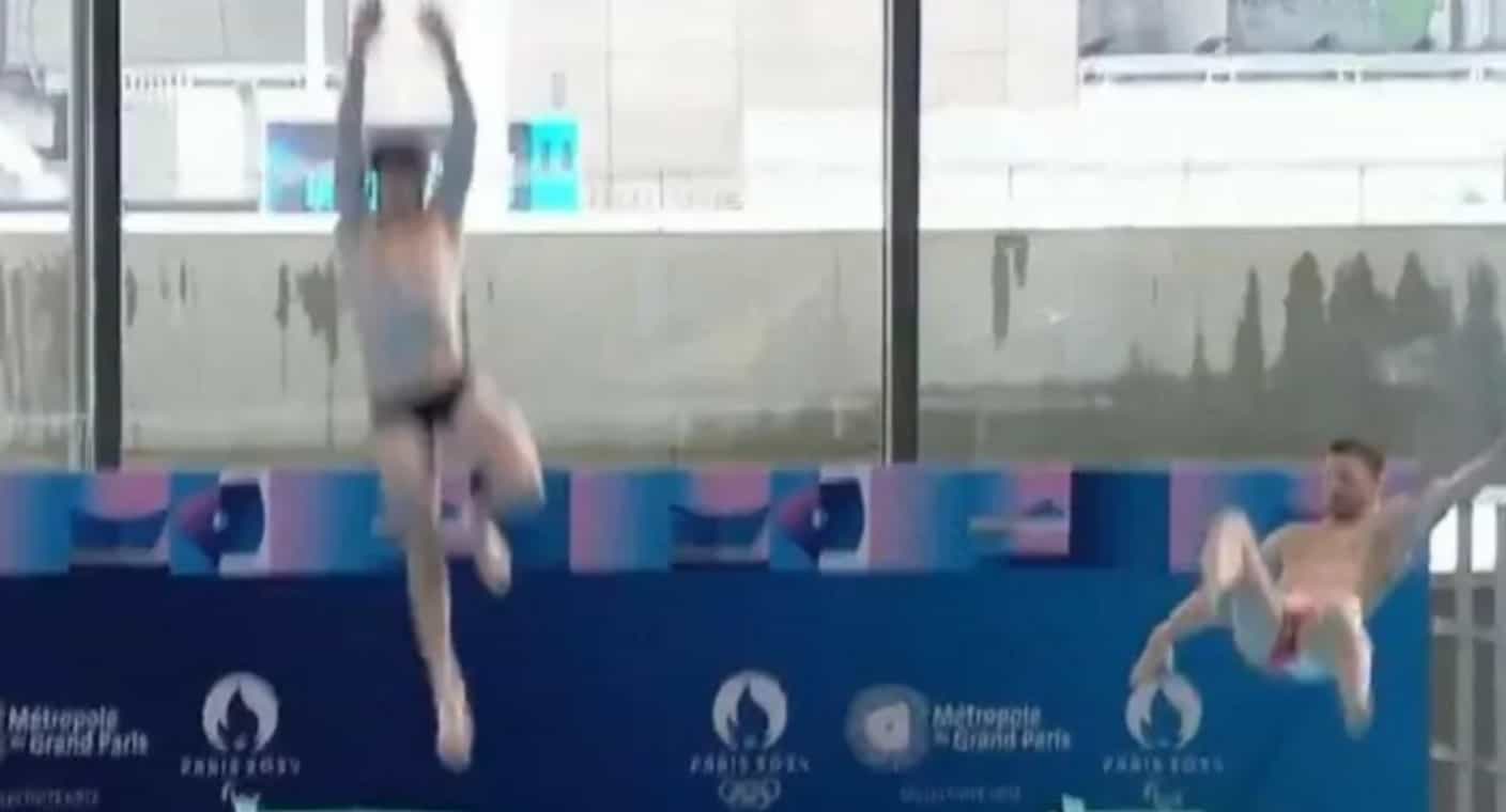 Clavadista se cae en inauguración del Centro Acuático de París 2024 y viraliza (VIDEO)