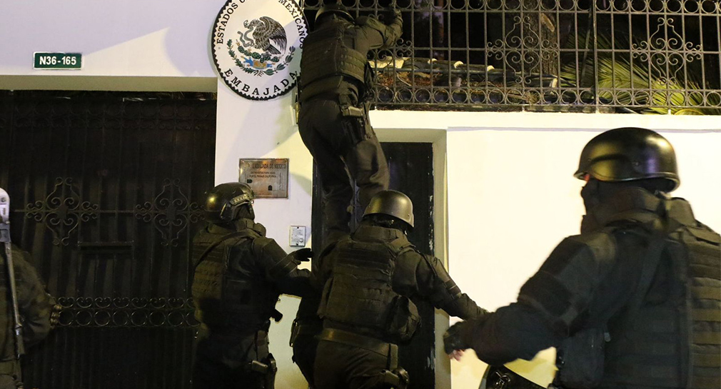 Irrumpe policía de Ecuador en Embajada de México en Quito para detener al exvicepresidente Jorge Glas