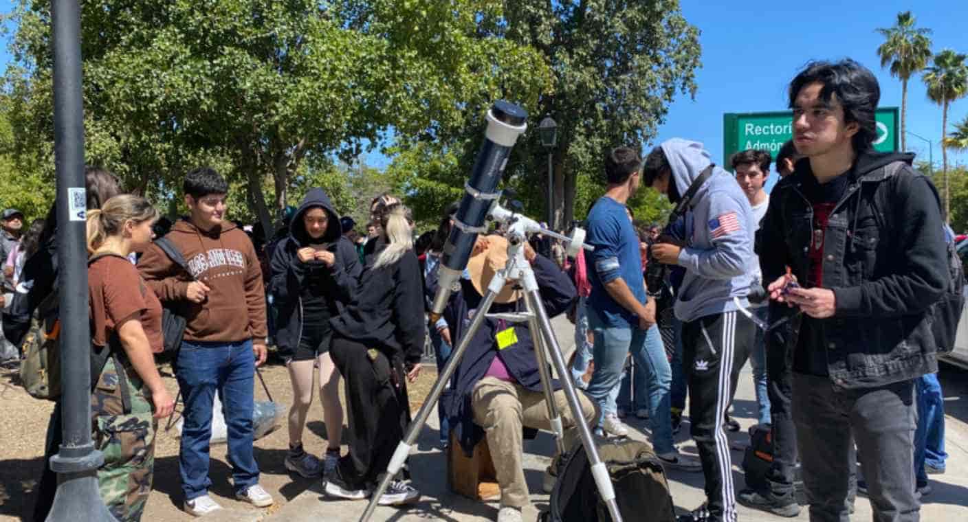 Disfrutan hermosillenses eclipse solar con telescopio desde la Unison