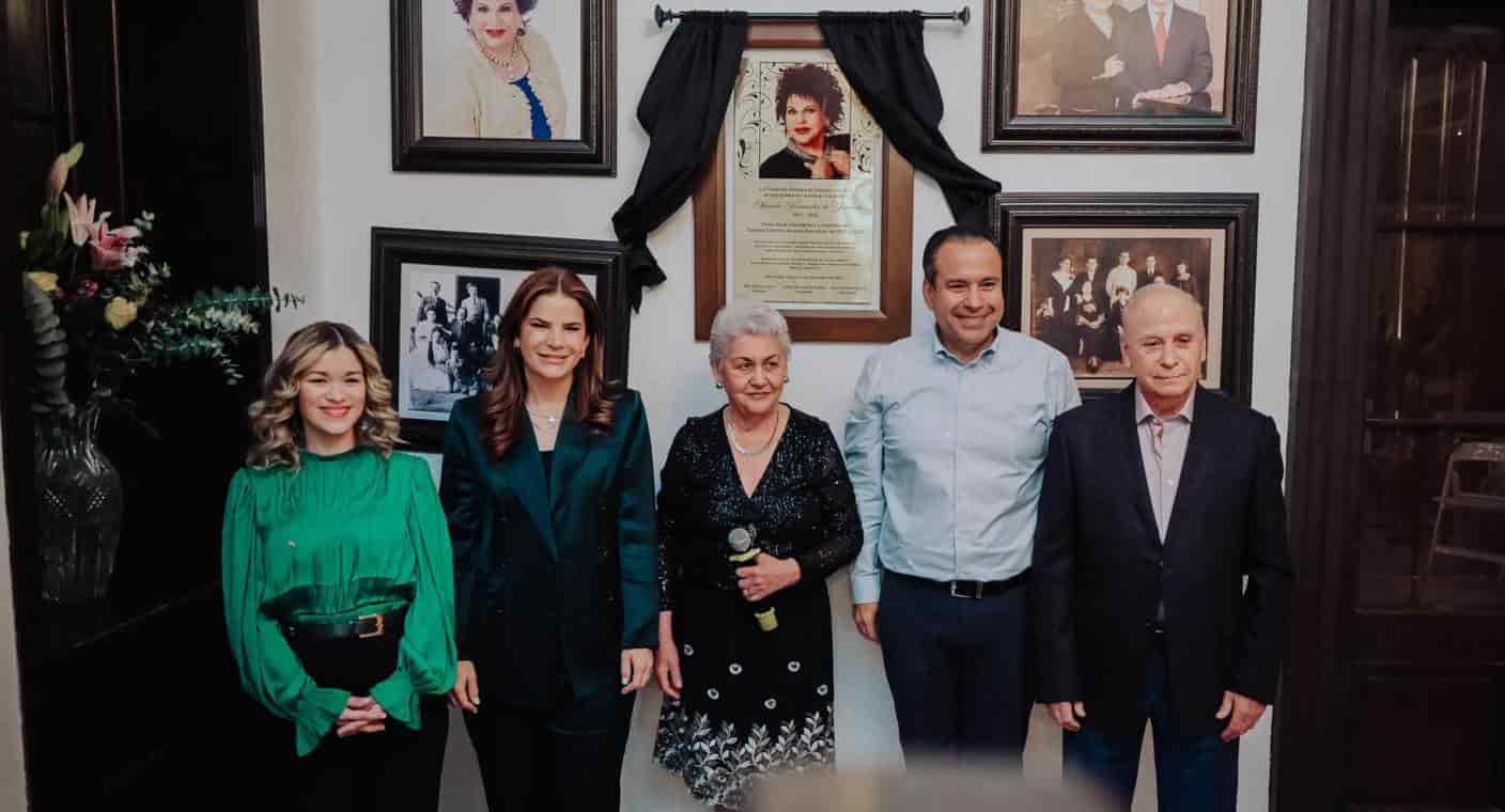 Develan placa en honor a Marcela Fernández por su labor en Casa Ganfer, en Hermosillo
