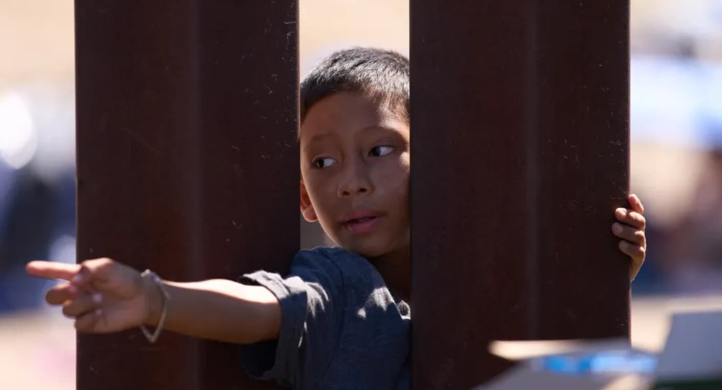 Jueza de EEUU ordena dar albergue seguro a menores migrantes que cruzan la frontera