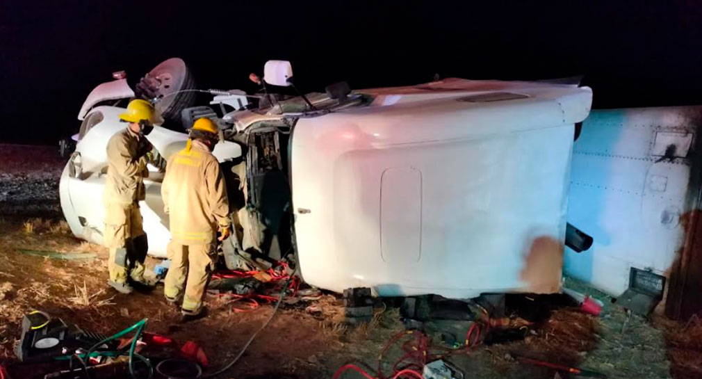 Rescatan a conductor de tráiler tras quedar prensado en volcamiento en carretera Hermosillo-Guaymas
