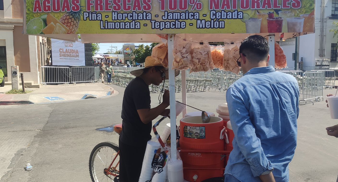 César vende aguas frescas mientras recorre a diario calles en Hermosillo