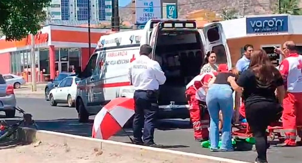 Ciclista resulta herido tras chocar contra auto entre bulevares Morelos y Portillo, en Hermosillo