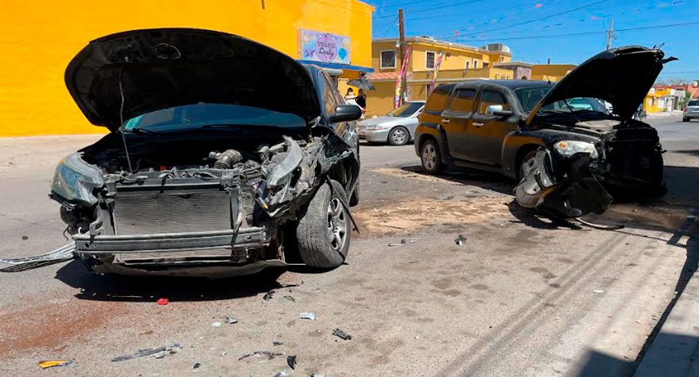 Por tratar de dar vuelta en U, conductor provoca choque entre 3 autos en colonia Lomas de Madrid, de Hermosillo
