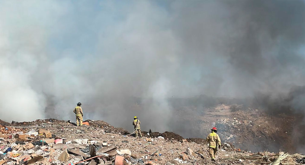 Se incendia antiguo basurón de Hermosillo, Bomberos trabajan para sofocarlo