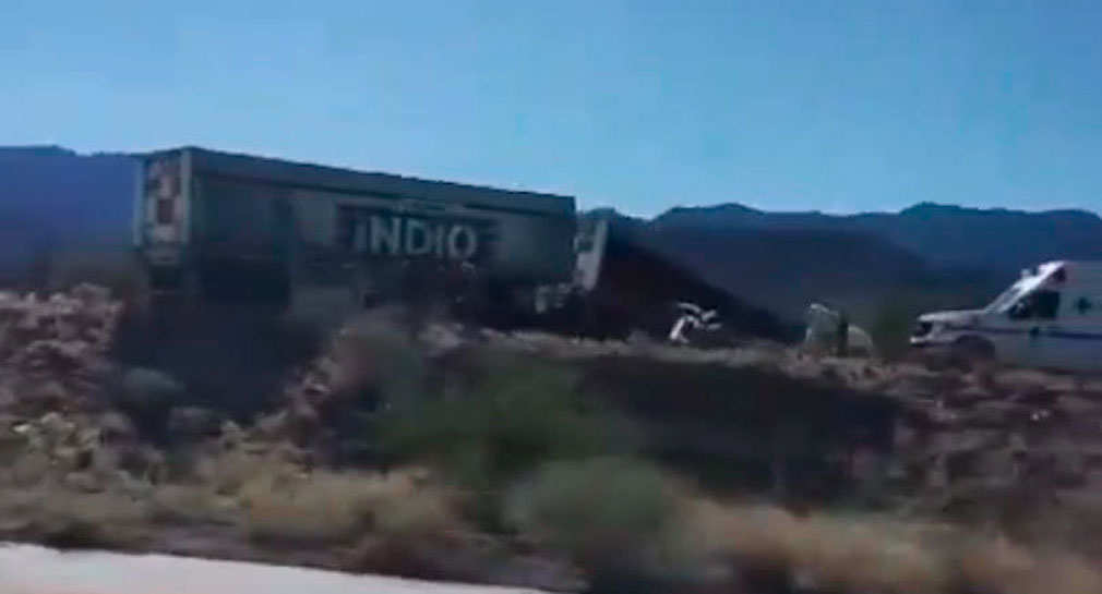 Se accidenta tráiler que transportaba cerveza en carretera entre Guaymas y Hermosillo
