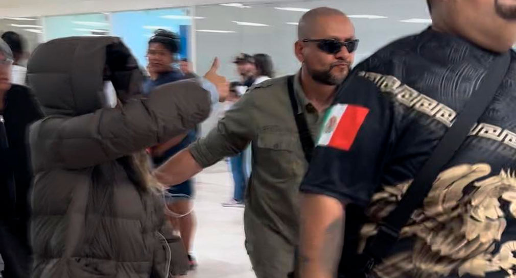 Con chamarra y 40°C llega Paulina Rubio a Hermosillo para su presentación en Fiestas del Pitic