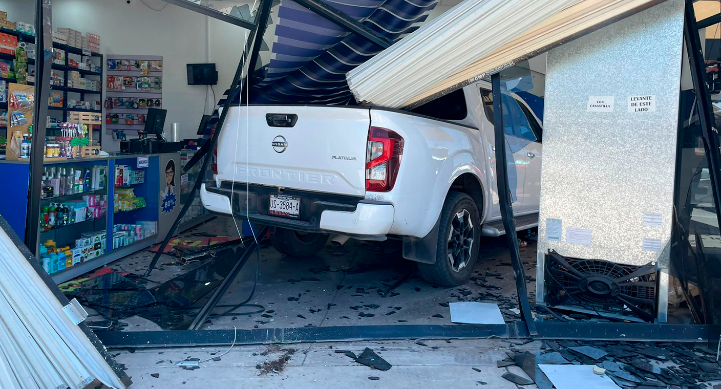 Vehículo impacta al interior de una farmacia en Hermosillo