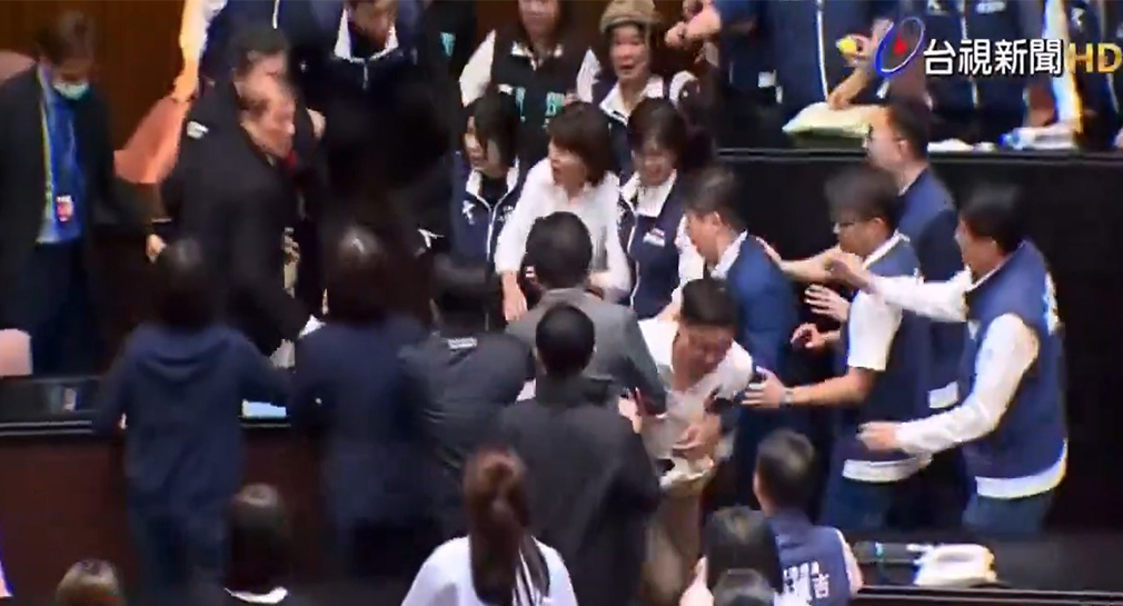 Fuerte pelea en sesión entre legisladores del oficialismo y oposición de Taiwán (VIDEO)