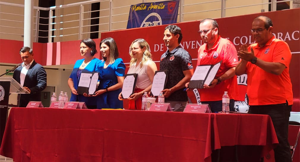 Firman Universidad Vizcaya y Xolos de Tijuana convenio para que estudiantes hagan prácticas en el equipo de futbol