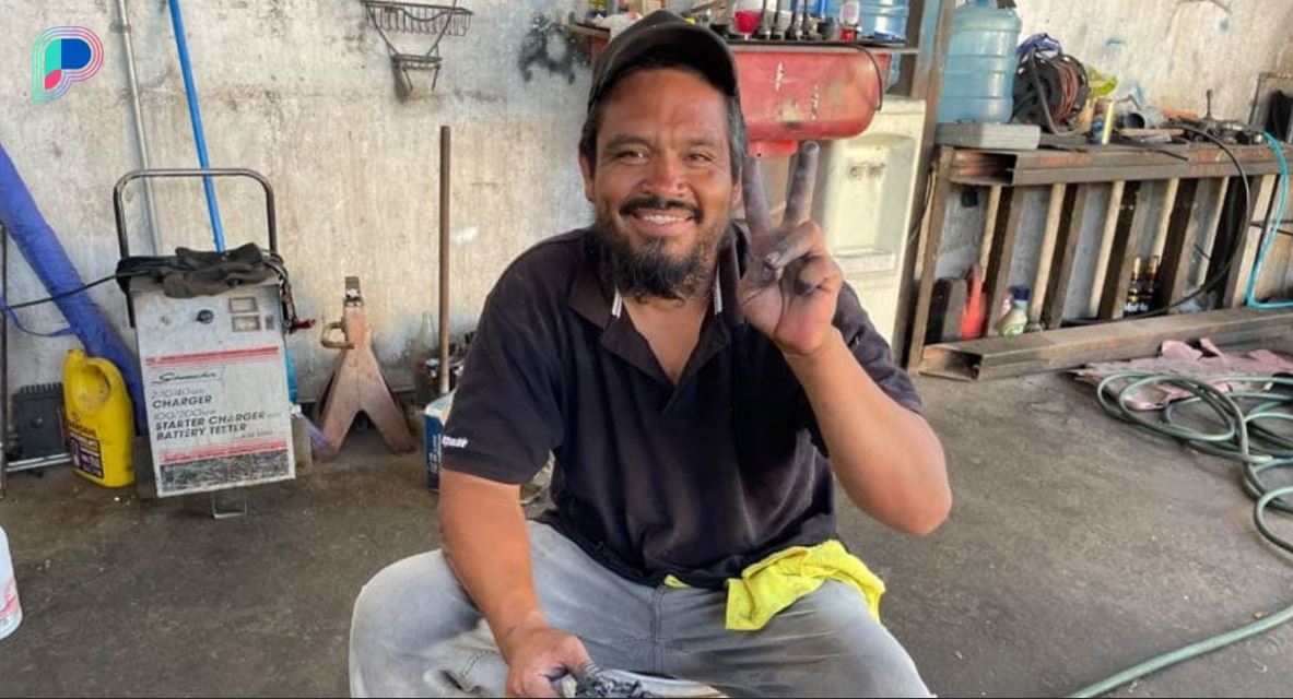Ángel Rafael llegó a Hermosillo en busca de una mejor vida para su familia; ofrece sus servicios de tallador de autos para salir adelante