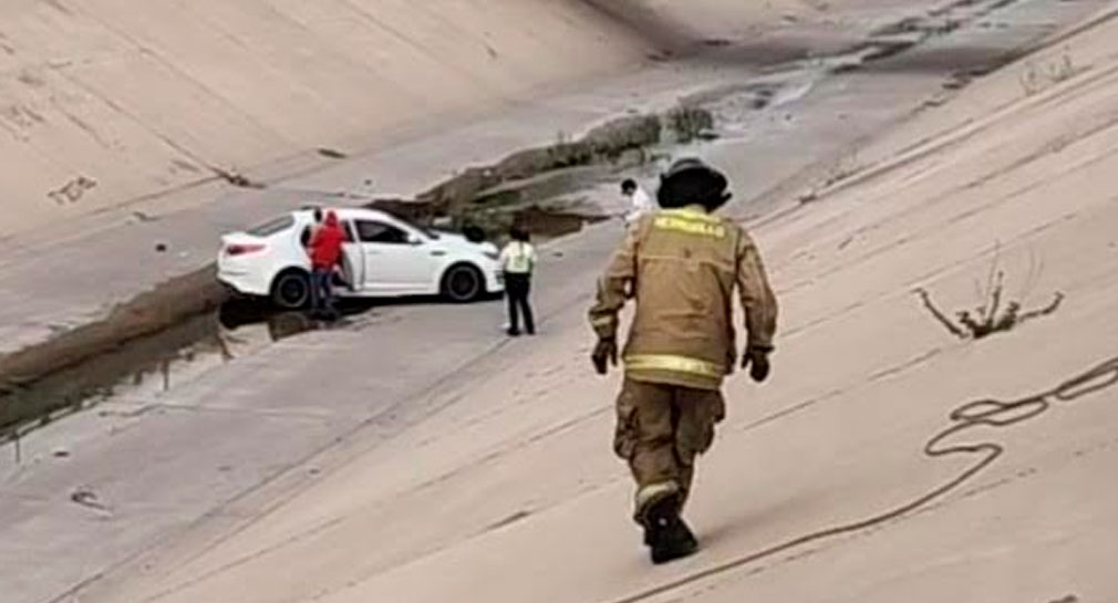 Auto cae al canal del Paseo Río Sonora en Hermosillo por ir a alta velocidad