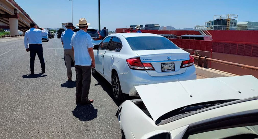 Chocan 5 vehículos en puente de Solidaridad y Luis Encinas, en Hermosillo; afecta tránsito por más de una hora