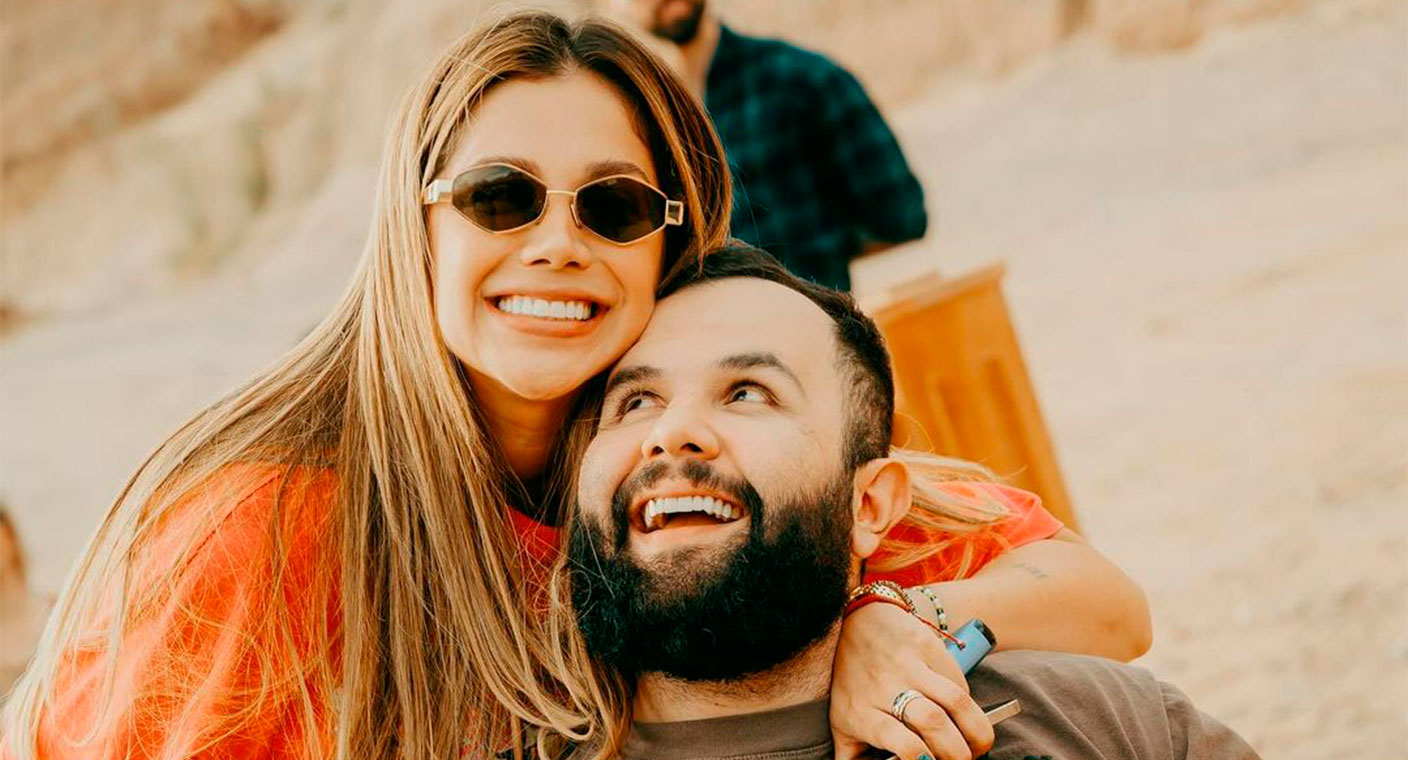 Carin León presume a su nueva novia: “ando por todo el mundo, pero ella es la que me hace sentir en casa”