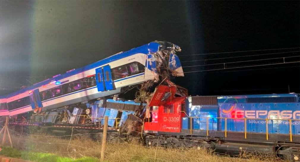 Al menos 2 muertos deja choque de trenes en Chile