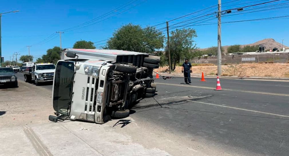 Se vuelcan 2 vehículos tras chocar en el bulevar Lázaro Cárdenas, de Hermosillo