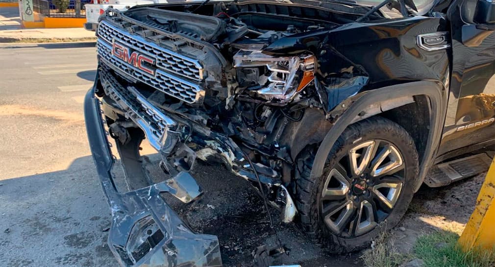 Hombre resulta lesionado tras choque entre 2 unidades en el centro de Hermosillo
