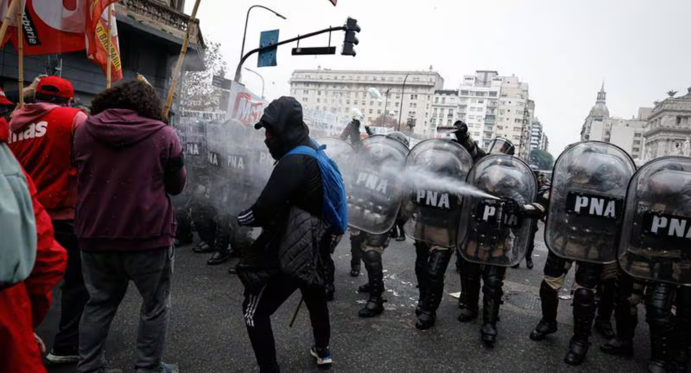 Manifestantes y policías se enfrentan durante marcha contra reformas de Javier Milei en Argentina
