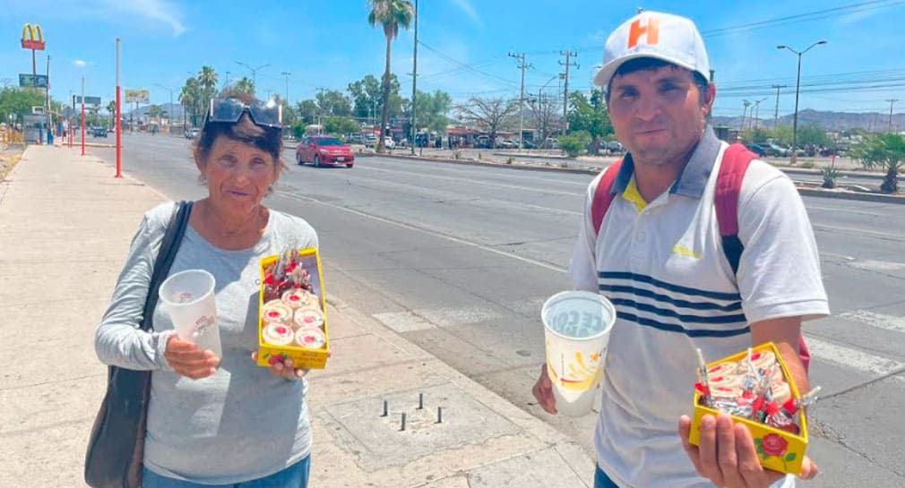 Christian y su mamá, Socorro, venden dulces en Hermosillo desde hace 10 años para llevar comida a su hogar