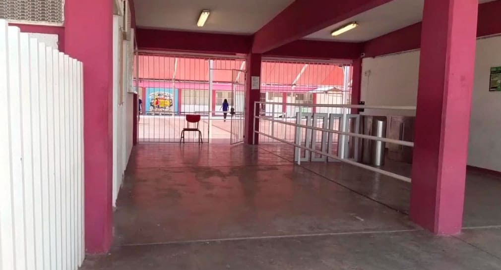 Denuncian padres de familia mal estado de aires acondicionados y bebederos en secundaria #12 de Hermosillo