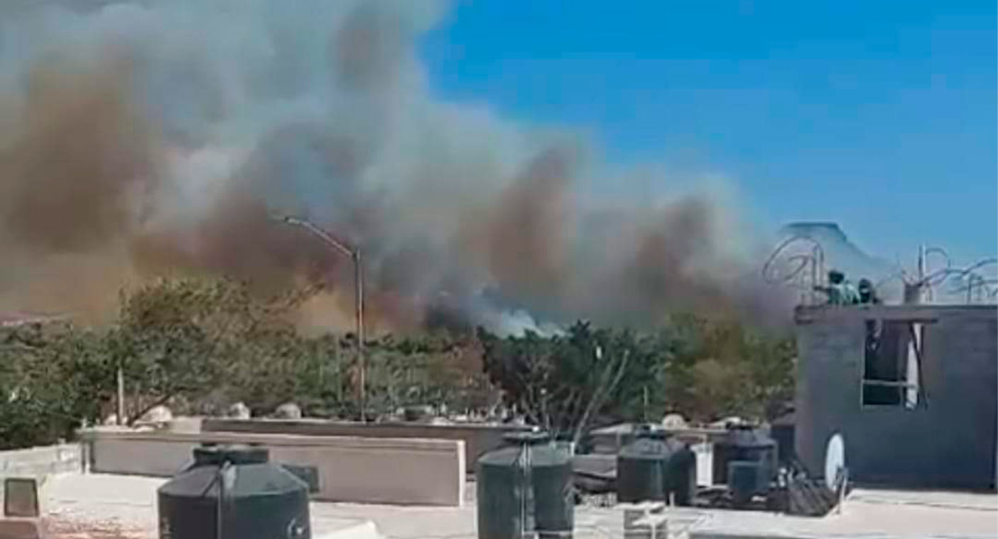 Controlan bomberos incendio en Villas del Tular en Guaymas, Sonora; evacúan a 50 personas
