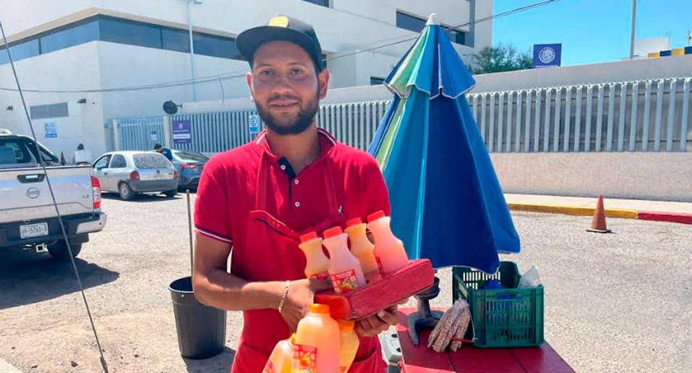Para mantener a su familia, Jesús Ruiz vende jugos naturales en calles de Hermosillo desde hace 12 años
