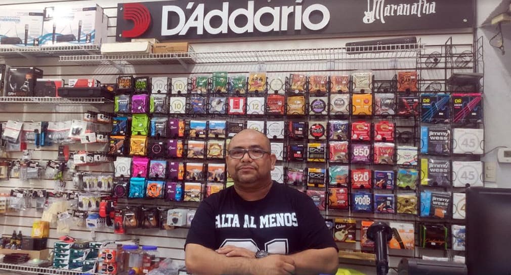 Miguel Ángel Yáñez trabaja en Musical Maranatha, tienda de música con tradición de 30 años en el Centro de Hermosillo