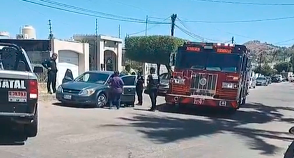 Bomberos de Hermosillo rescatan a menor que quedó atrapado en auto