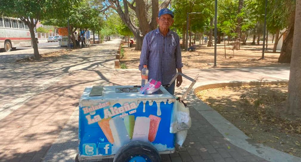 Rafael, de 80 años, viaja todos los días a Hermosillo para vender paletas de hielo y pagar su medicamento