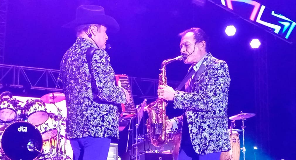 Con lluvia y festejo para Luis y Hernán Hernández, Los Tigres del Norte deleitan con su música a los hermosillenses