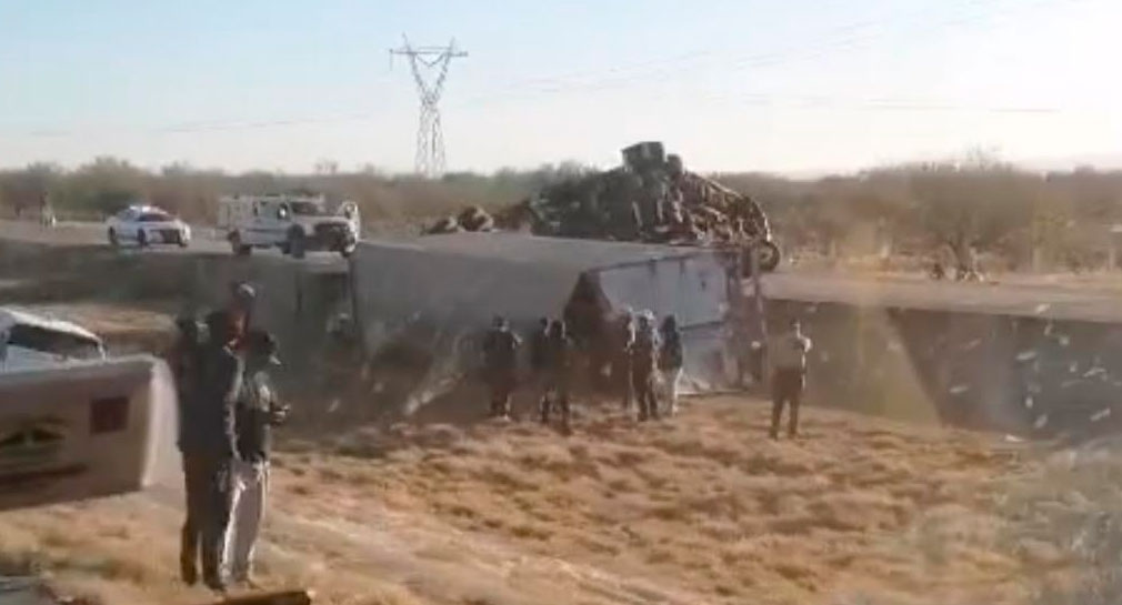 Se vuelca tráiler con doble remolque en carretera entre Santa Ana y Hermosillo
