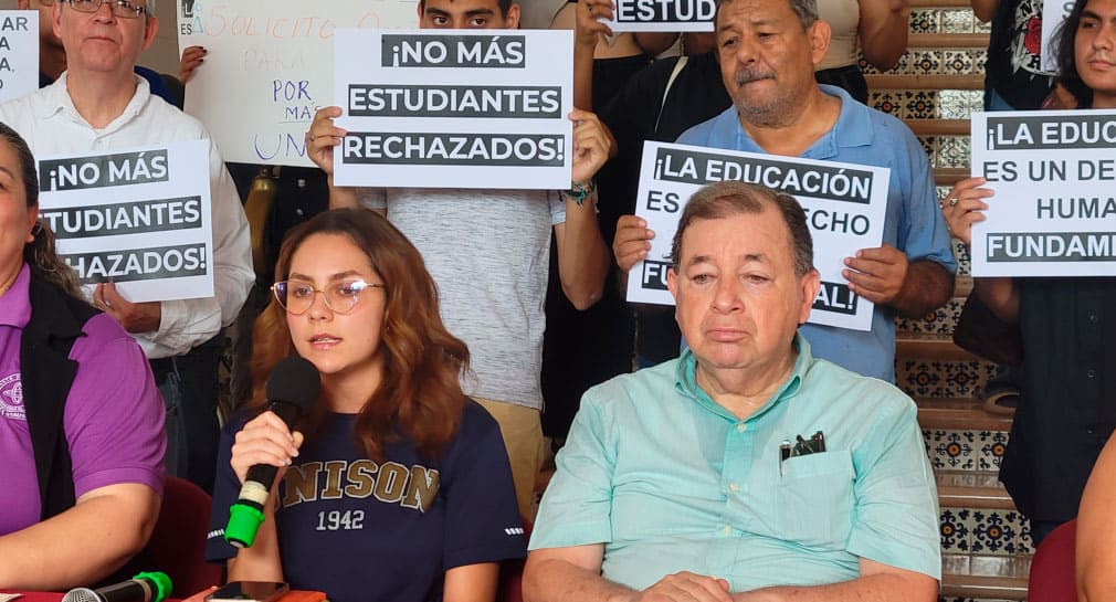 Protestan estudiantes que no quedaron en Unison, inconformes por pocos cupos en carreras del área de salud en Hermosillo