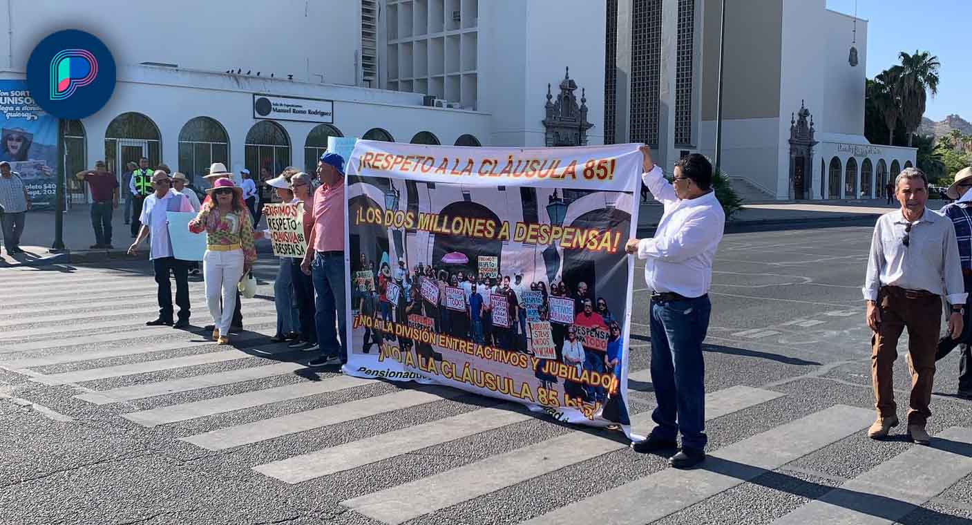 Se manifiestan jubilados y pensionados de Unison en crucero del Centro de Hermosillo