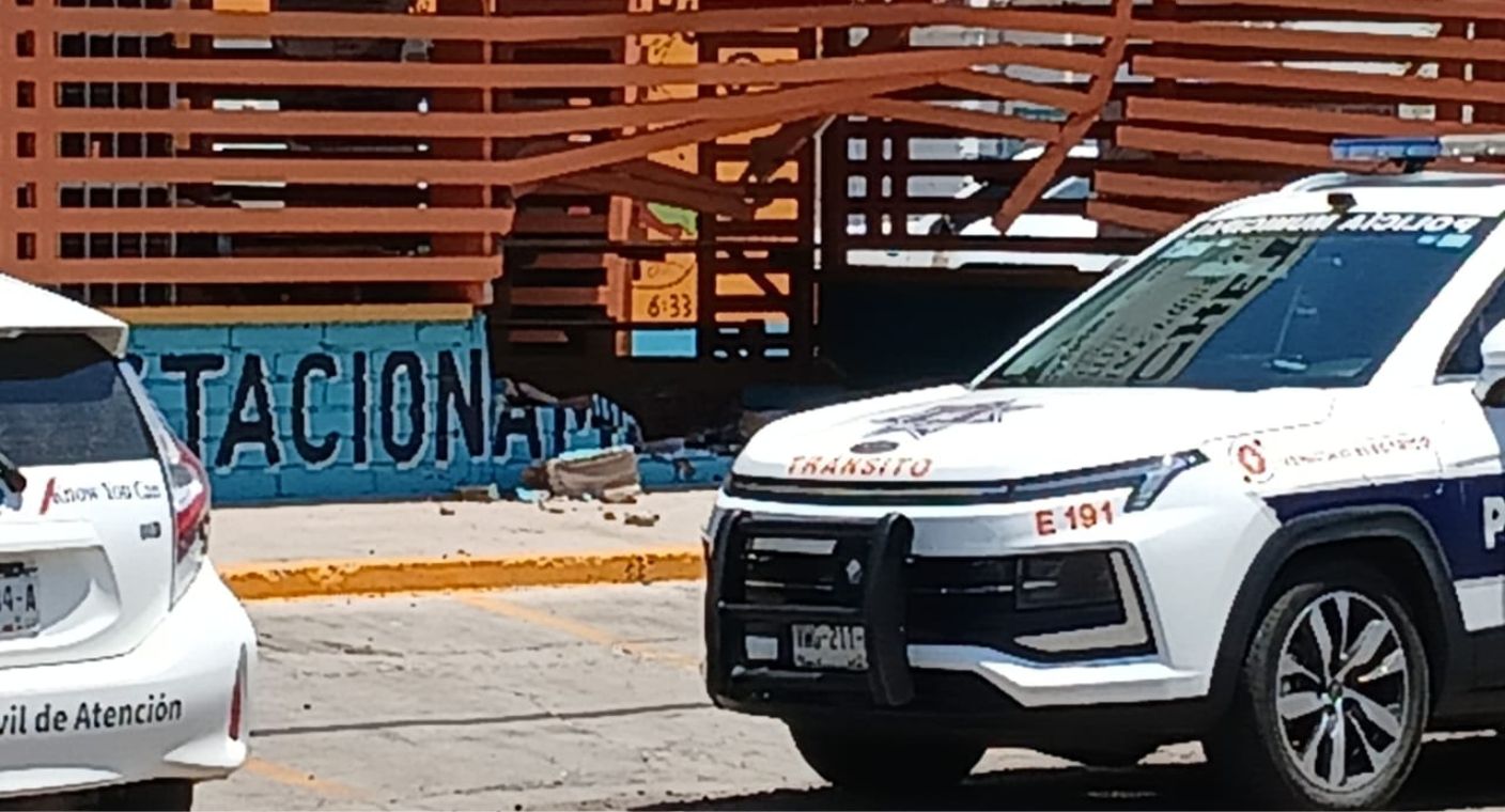 Derriba pared de restaurante conductor a exceso de velocidad en colonia San Benito en Hermosillo