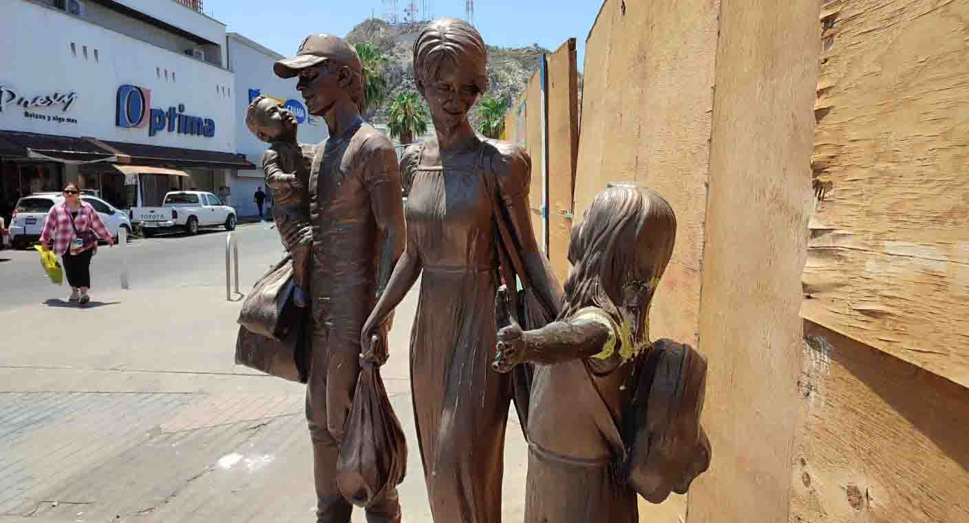 Restauran escultura ‘Compras en Familia’ tras haber sido dañada en Centro de Hermosillo