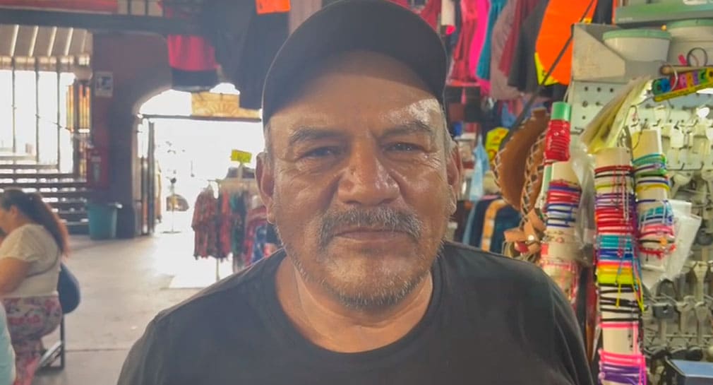 Mario Arenas, de 62 años, lleva 10 años cantando en camiones y mercado de Ciudad Obregón para subsistir