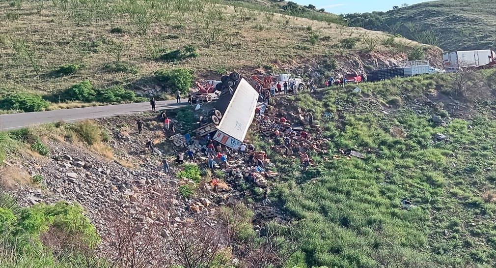 Se vuelca tráiler con cerveza en carretera Ímuris-Cananea, Sonora; declaran pérdida total