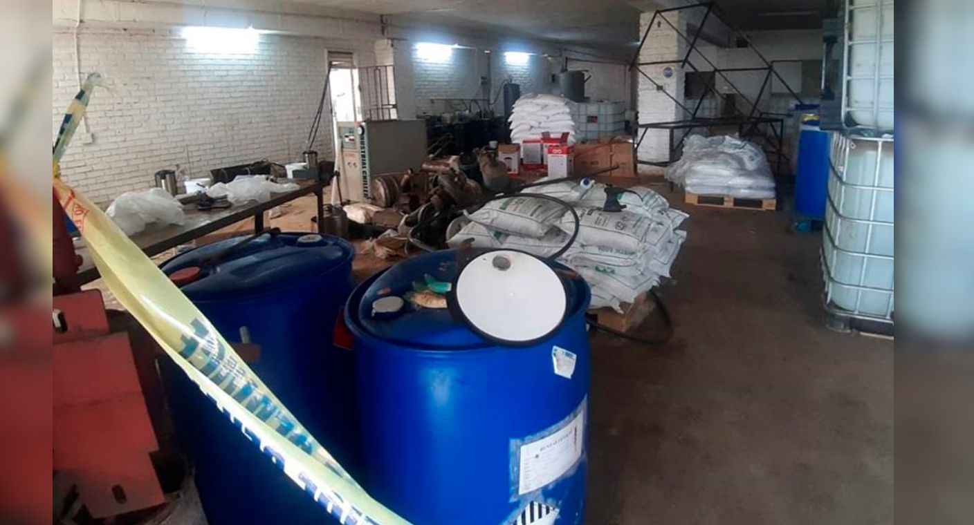 Desmantelan laboratorio de metanfetamina y detiene a cuatro, incluidos dos mexicanos en Sudáfrica